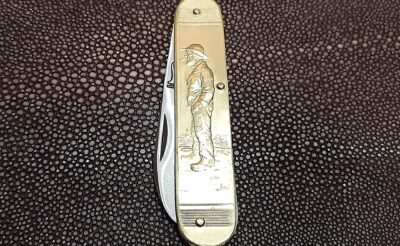 Couperier Coursolle, 1 pièce 10.5 cm sujet pêcheur et quai