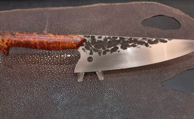 Couteau éminceur artisanal 19 cm MA5 – Lame martelée – Manche loupe d’amboine – Nino Brunetto