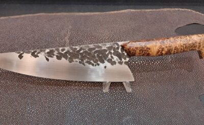 Couteau éminceur artisanal 19 cm MA5 – Lame martelée – Manche loupe d’amboine – Nino Brunetto