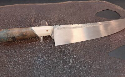 Couteau éminceur artisanal 22 cm XC75 – Manche Juma ivoire & loupe de Weru – Nino Brunetto