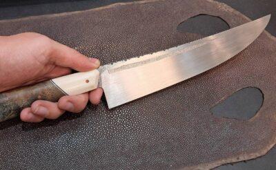 Couteau éminceur artisanal 22 cm XC75 – Manche Juma ivoire & loupe de Weru – Nino Brunetto