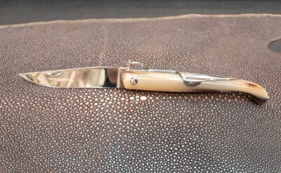 Mongin Yatagan 12 cm – MOF Nogent – Corne blonde flammée – Ressort palme – Nogent