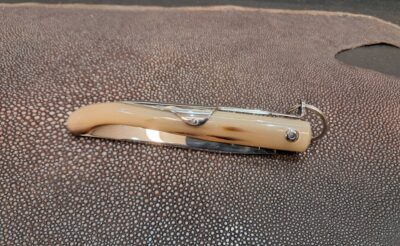 Mongin Yatagan 12 cm – MOF Nogent – Corne blonde flammée – Ressort palme – Nogent